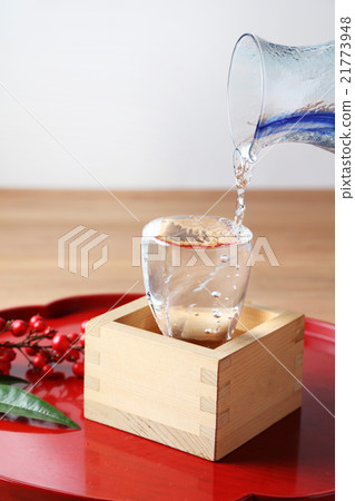 Pour the cool wine Pour the cool wine 21773948