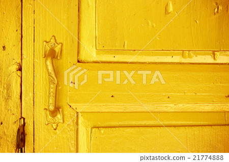 golden door Handle on a wooden door. 21774888