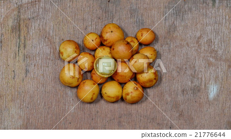 Rambi tropical fruit on wooden board Rambi tropical fruit on wooden board 21776644
