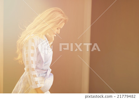 Beautiful lady with long brown hair Beautiful lady with long brown hair 21779482