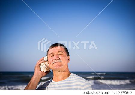 Senior man on the beach 21779569