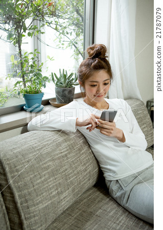 一個在客廳裡抽煙的女人 21787079