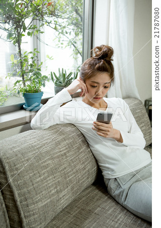 一個在客廳裡抽煙的女人 一個在客廳裡抽煙的女人 21787080