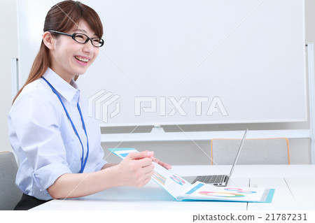 一位女士解釋材料 一位女士解釋材料 21787231