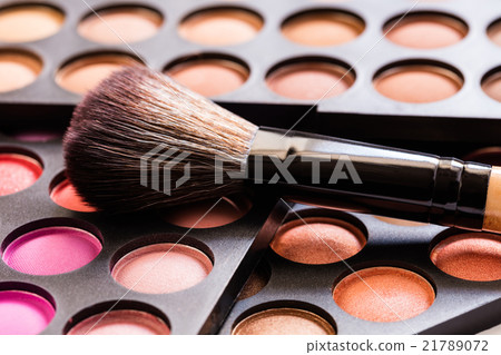 Eyeshadow Palette and brush 21789072