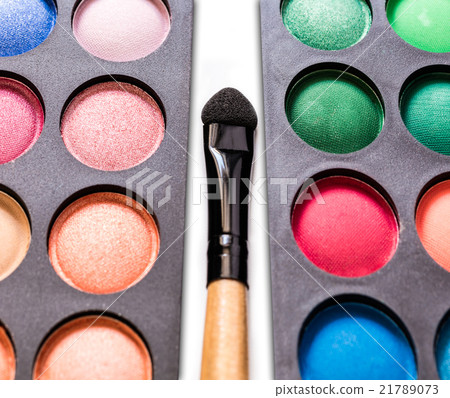 Eyeshadow Palette and brush 21789073