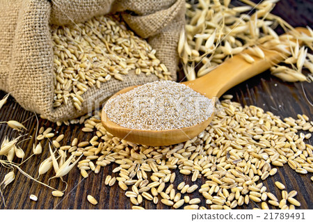 Bran flakes oat in spoon on board Bran flakes oat in spoon on board 21789491