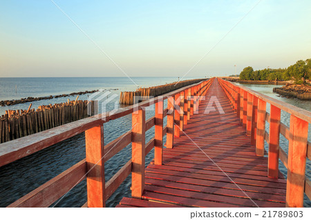 Wooden bridge to the sea Wooden bridge to the sea 21789803