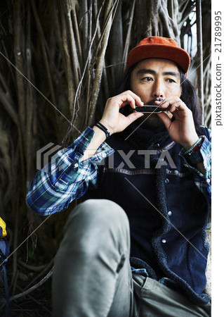 男子吹口琴 21789995