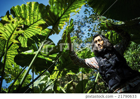 Men who adventure nature Men who adventure nature 21790633