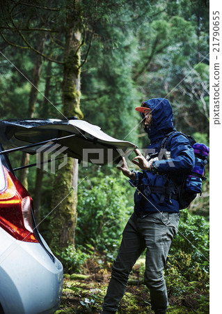 男子將汽車裝入汽車 21790655