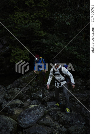 男子走在山中 男子走在山中 21790762