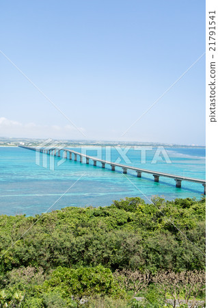 Inter-vehicle bridge seen from Okinawa Miyakojima city Kumajima 21791541