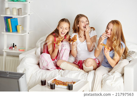 happy friends eating pizza and watching tv at home 21797563