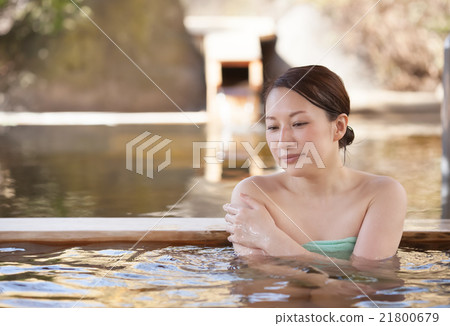 放鬆在溫泉溫泉浴的中間婦女 21800679