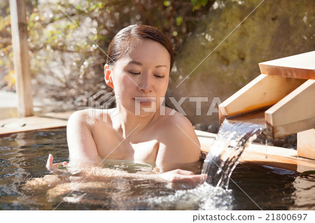 Middle women relaxing in hot spring hot spring bath 21800697