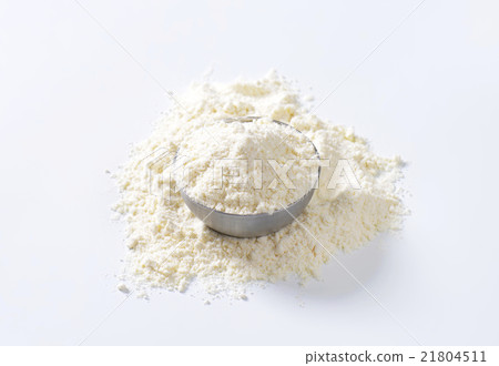 Bowl of wheat flour 21804511