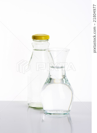 glass bottle and carafe of fresh water 21804977