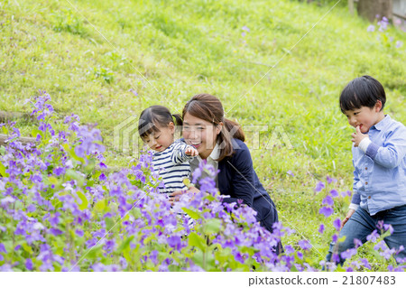 Mother and child playing in a flowering park 21807483