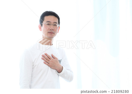 四十多歲的中量男子撫摸著他的胸膛 四十多歲的中量男子撫摸著他的胸膛 21809280