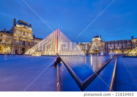 Louvre museum at twilight 21810403