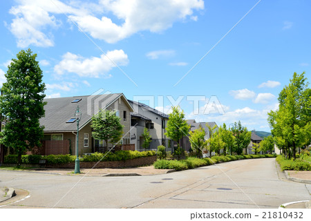 綠樹環繞的住宅建築 綠樹環繞的住宅建築 21810432