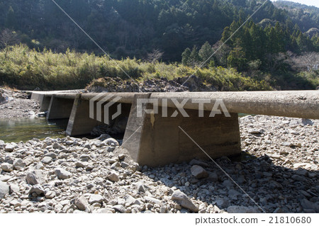 在高知縣Kimiyagashima町的沉積橋 21810680