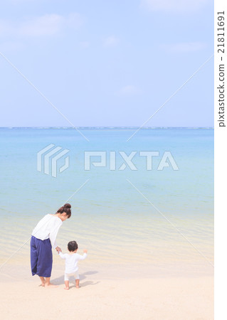 Okinawa's seaside parent and child 21811691