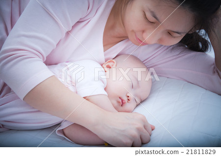 Newborn baby girl sleeping in mother arm Newborn baby girl sleeping in mother arm 21811829
