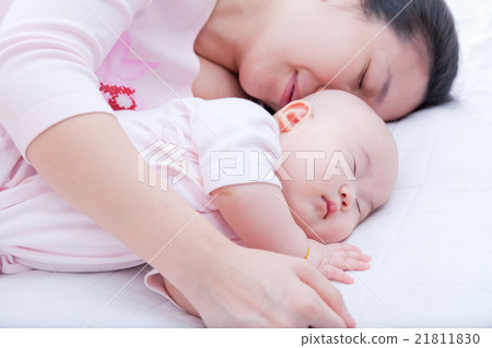 Newborn baby girl sleeping in mother arm Newborn baby girl sleeping in mother arm 21811830