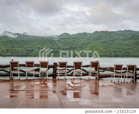 Beautiful nature view of Srinakarin dam 21813129