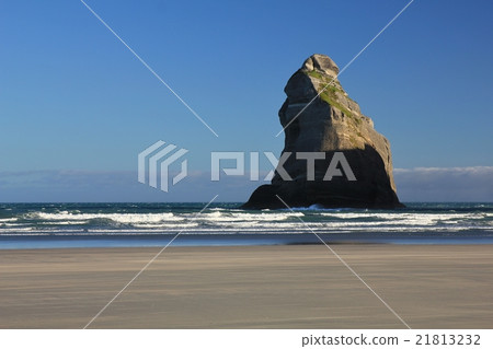 Island at Wharariki Beach Island at Wharariki Beach 21813232
