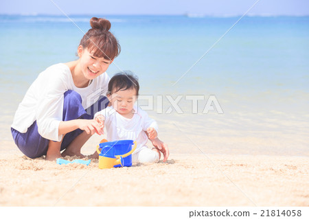 母親和女兒和沖繩海 母親和女兒和沖繩海 21814058