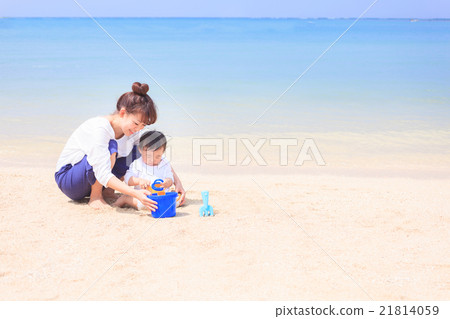 Mother and daughter and the sea of Okinawa Mother and daughter and the sea of Okinawa 21814059