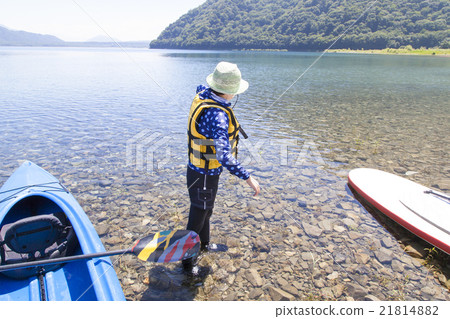 A woman who makes marine sports � € § 21814882