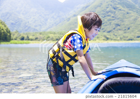 男孩們玩海上運動 21815604