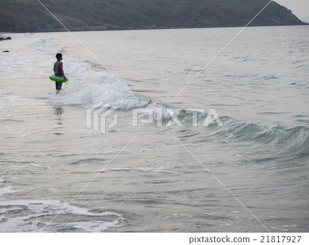 Tourists are resting on the sea 21817927