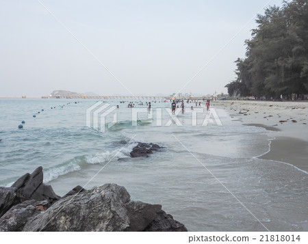 Tourists are resting on the sea Tourists are resting on the sea 21818014