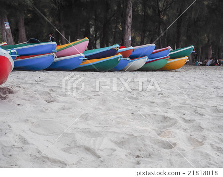 Boat tour on sand beach Boat tour on sand beach 21818018