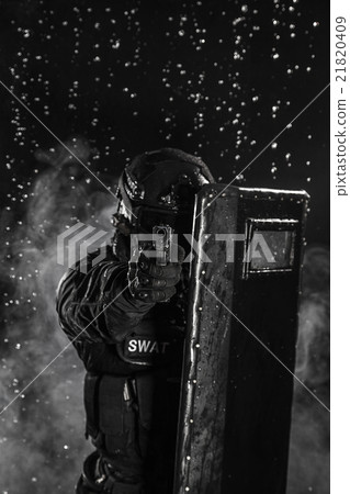 police officer with ballistic shield 21820409