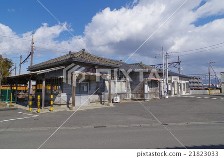 信州松本鐵道上高地線新村站舊車站大樓(旁邊的全景)在上高地觀光的本地路線的舊車站 信州松本鐵道上高地線新村站舊車站大樓(旁邊的全景)在上高地觀光的本地路線的舊車站 21823033