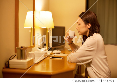 放鬆在企業旅館的旅館裡的婦女 放鬆在企業旅館的旅館裡的婦女 21823294