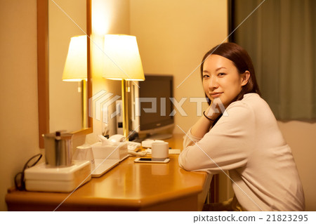 放鬆在企業旅館的旅館裡的婦女 放鬆在企業旅館的旅館裡的婦女 21823295