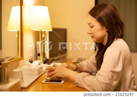 放鬆在企業旅館的旅館裡的婦女 放鬆在企業旅館的旅館裡的婦女 21823297