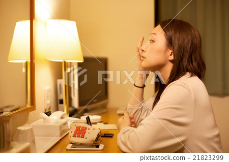 放鬆在企業旅館的旅館裡的婦女 放鬆在企業旅館的旅館裡的婦女 21823299