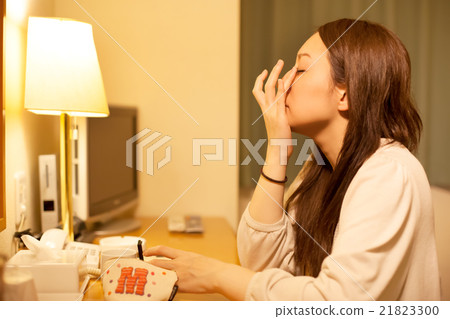 A woman relaxing in a hotel of a business hotel A woman relaxing in a hotel of a business hotel 21823300