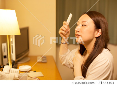 放鬆在企業旅館的旅館裡的婦女 放鬆在企業旅館的旅館裡的婦女 21823303