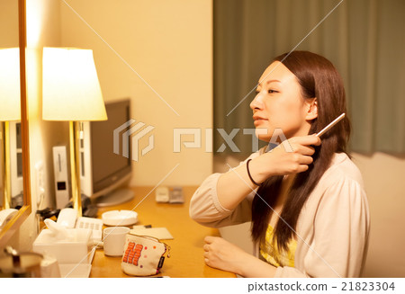 放鬆在企業旅館的旅館裡的婦女 放鬆在企業旅館的旅館裡的婦女 21823304