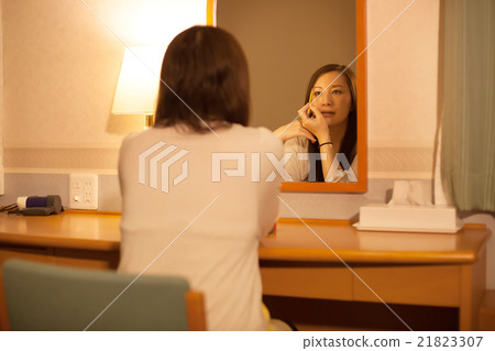 放鬆在企業旅館的旅館裡的婦女 放鬆在企業旅館的旅館裡的婦女 21823307