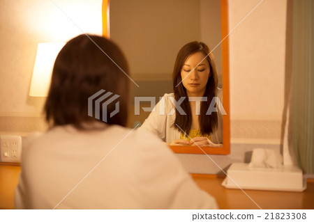 放鬆在企業旅館的旅館裡的婦女 放鬆在企業旅館的旅館裡的婦女 21823308